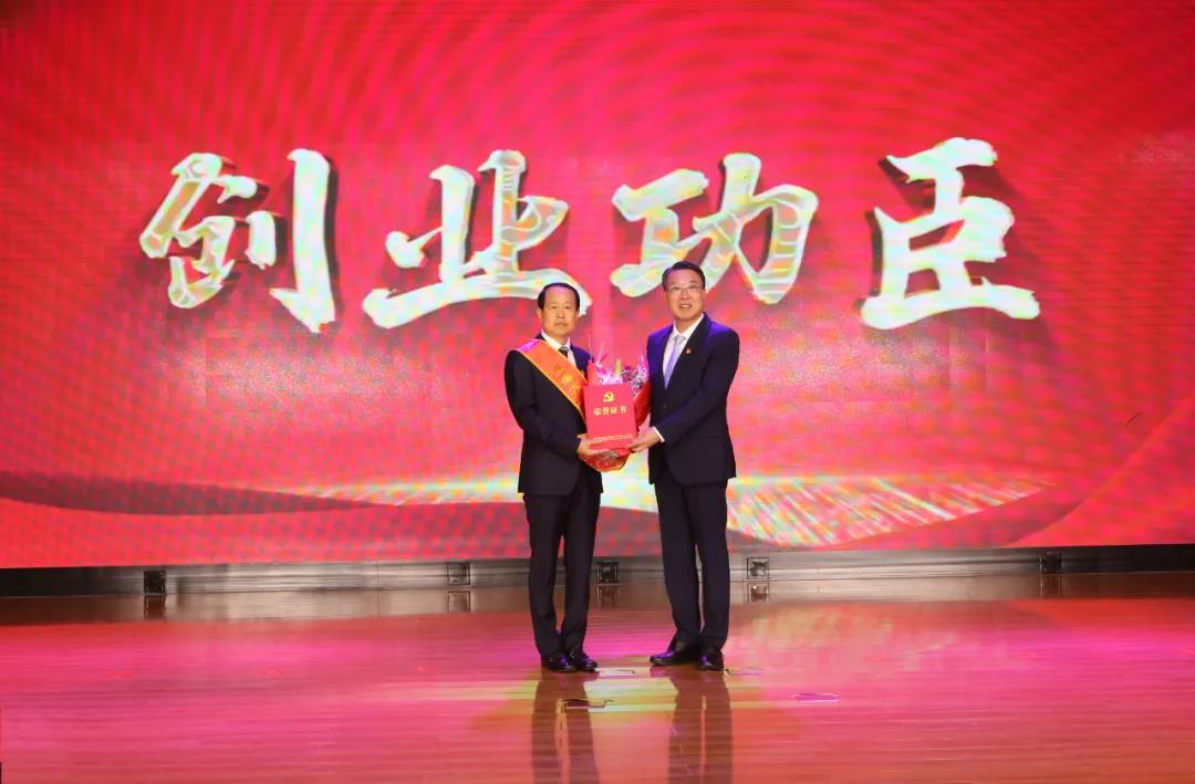 聯(lián)橋集團(tuán)黨委書(shū)記、董事長(zhǎng)慕镕鍵被授予威海高新區(qū)建區(qū)30周年十大“創(chuàng)業(yè)功臣”稱(chēng)號(hào)