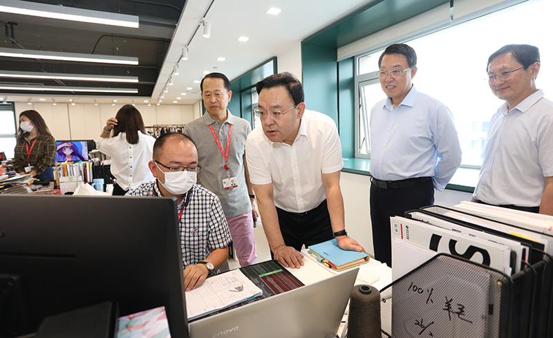 威海市委副書記、代市長閆劍波到聯(lián)橋集團調(diào)研